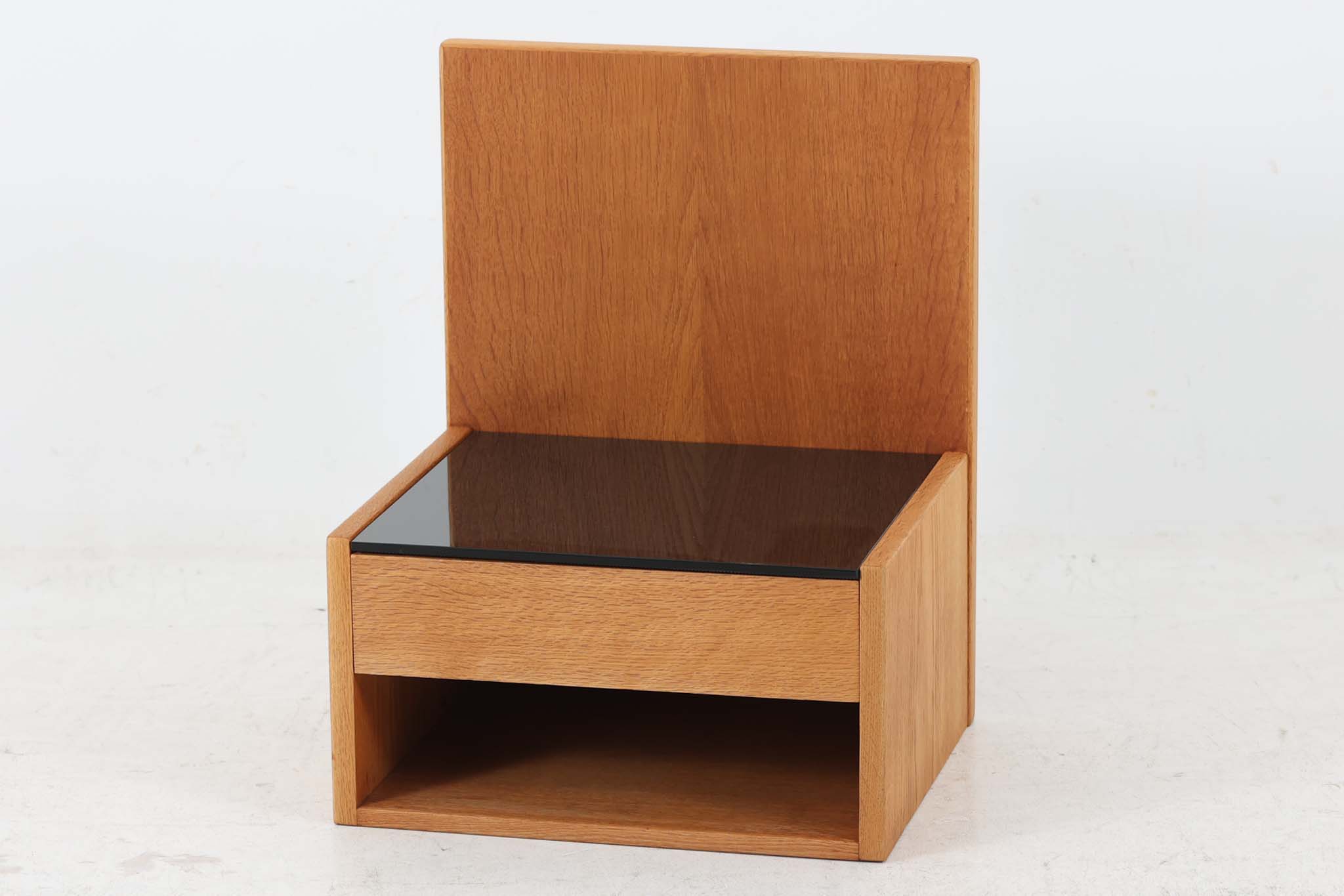 Hans J.Wegner（ハンス・J・ウェグナー）　ベッドサイドテーブル　オーク材　GETAMA/ゲタマ　北欧家具ビンテージ　デンマーク製【アンティーク チーク材 デンマーク製 壁面収納 玄関 収納 小物入れ ウォールラック ウォールシェルフ ウォールデコレーション 棚】｜CHLOROS　（クロロス）
