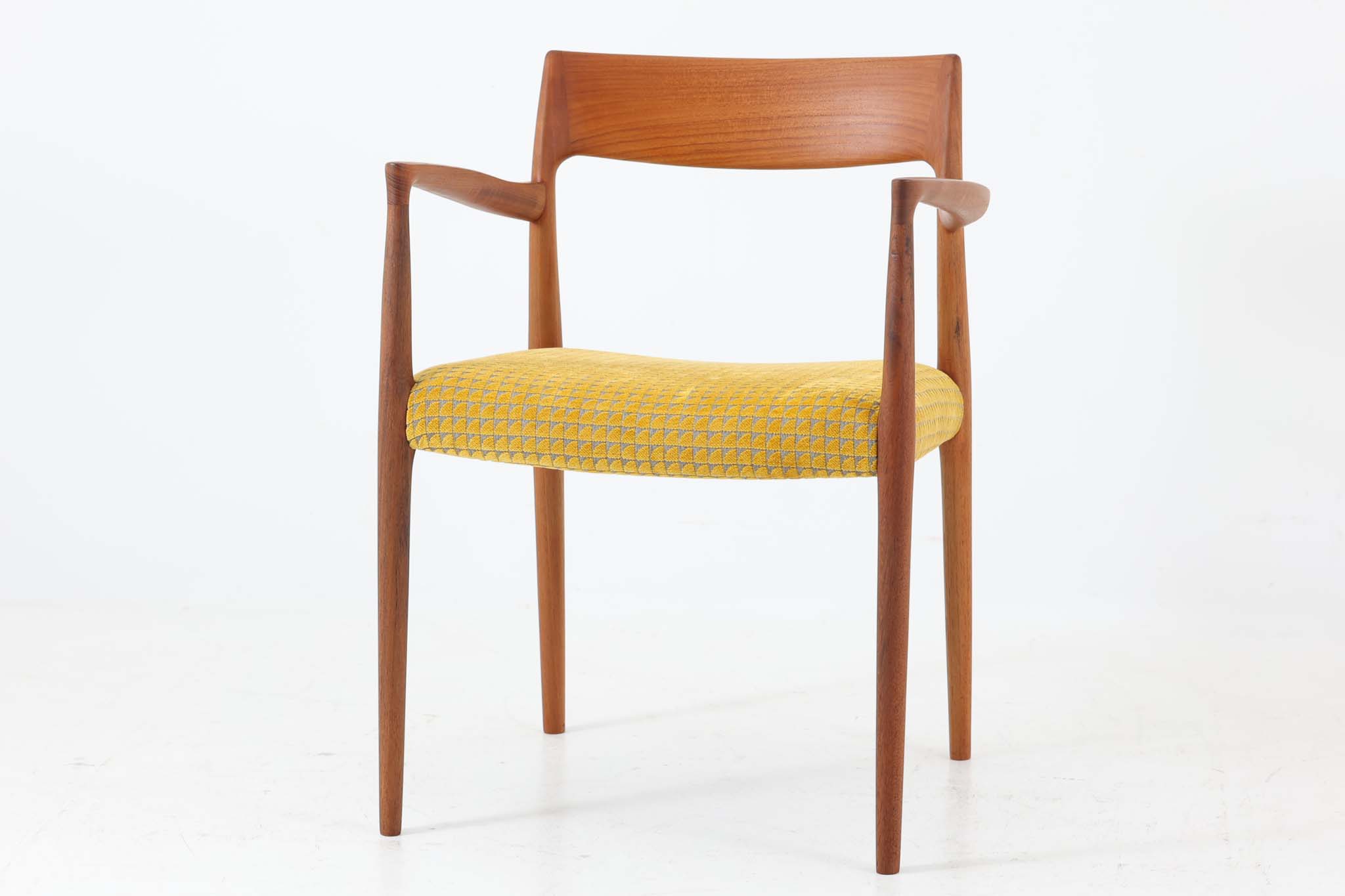 J.L.Moller(J.L.モラー) No57 ひじ掛けいす チーク材 北欧調度品ビンテージ【腰かけ 事務机女性議長 北欧室内装飾 今めかしい 今めかしい スウェーデン王国 一本調子】