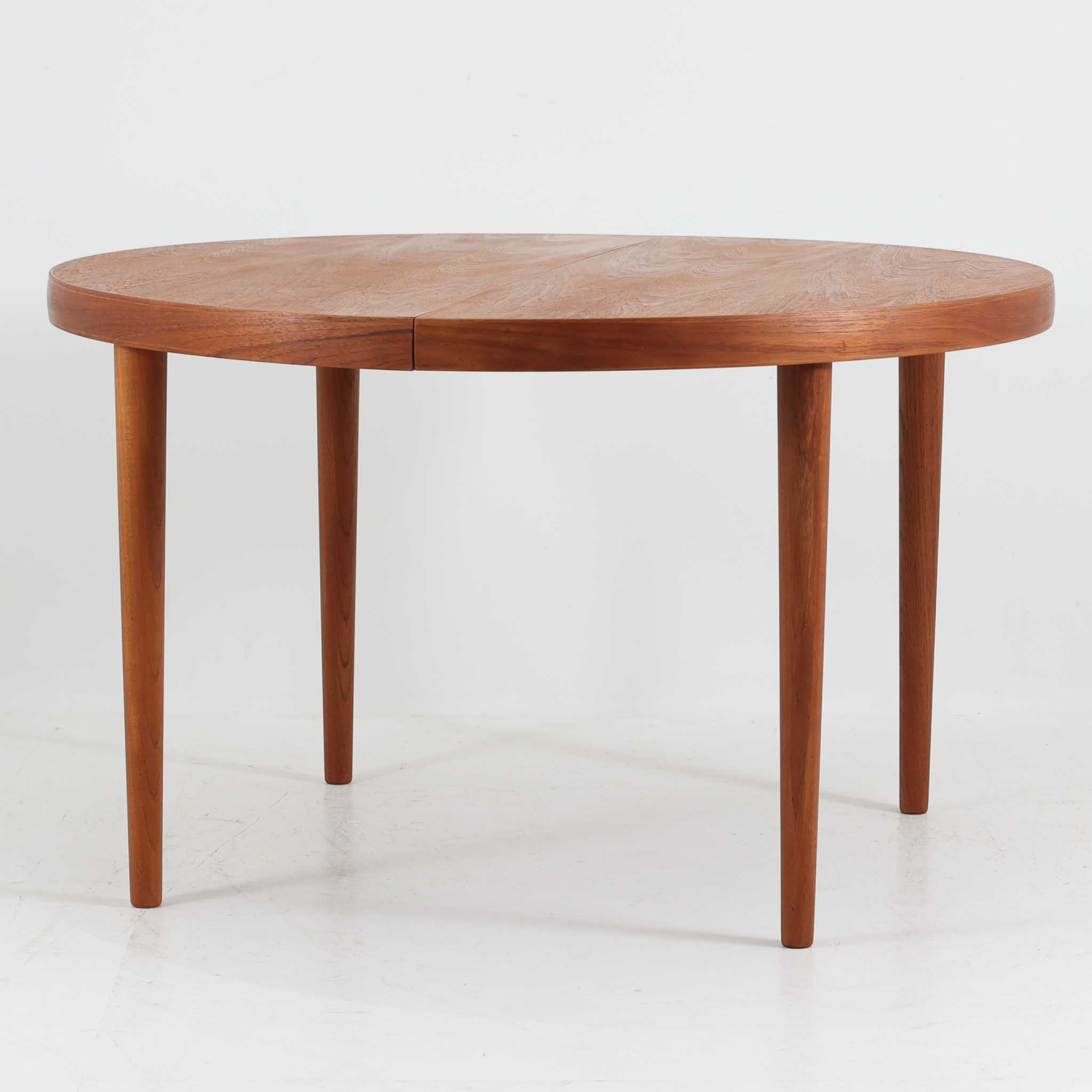 デンマーク製　伸縮ダイニングテーブル　円形　北欧ビンテージ家具 デンマーク製 伸縮ダイニングテーブル 円形 北欧ビンテージ家具 イズヤ