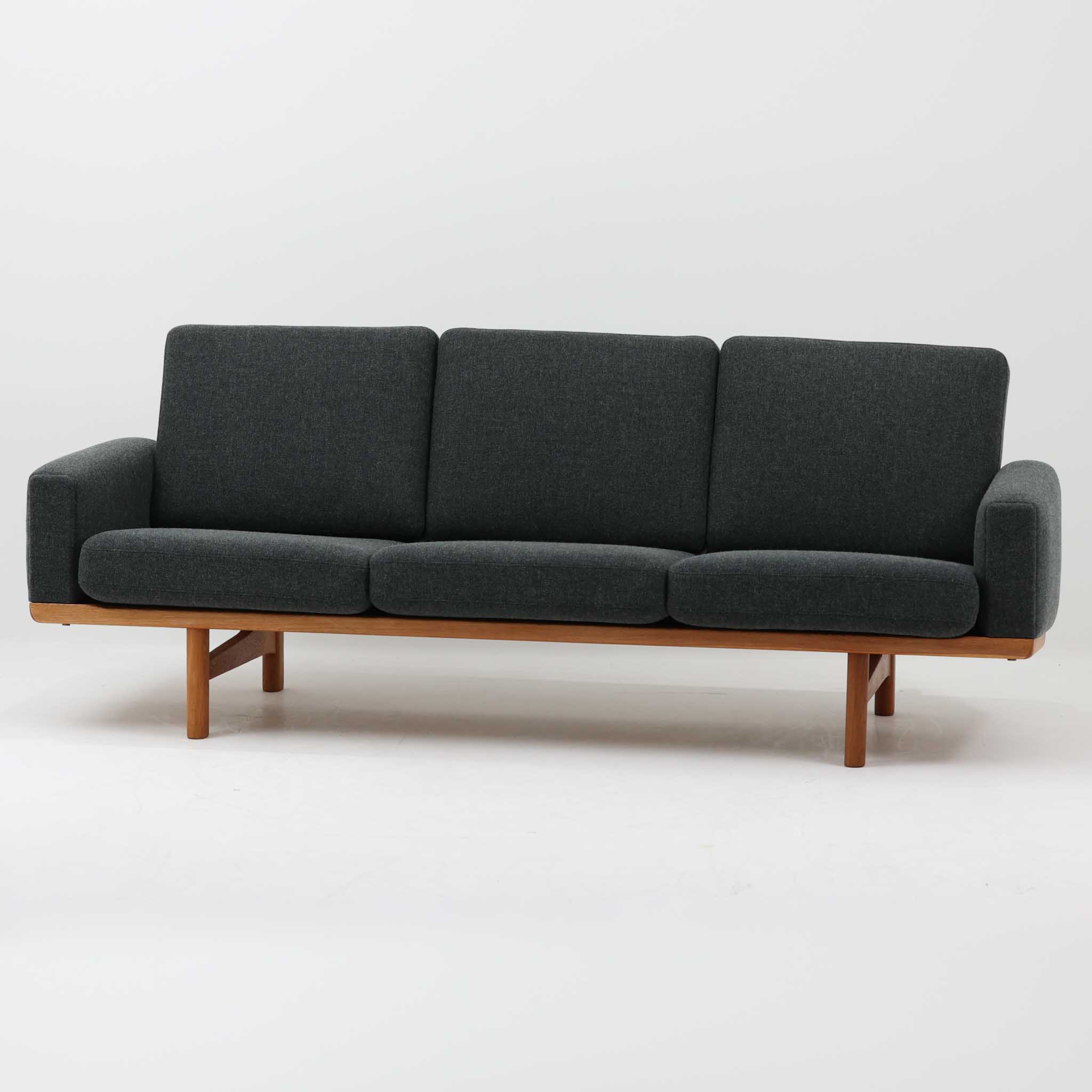 Hans J. Wegner トリプル寝椅子 GE236 オーク材 Getama ハンス・J・ウェグナー ゲタマ デンマーク王国製 北欧ビンテージ調度品 3人掛け 寝いす 木製一こま 待ち合い室寝椅子 名曲調度品 北欧室内装飾 リビング調度品