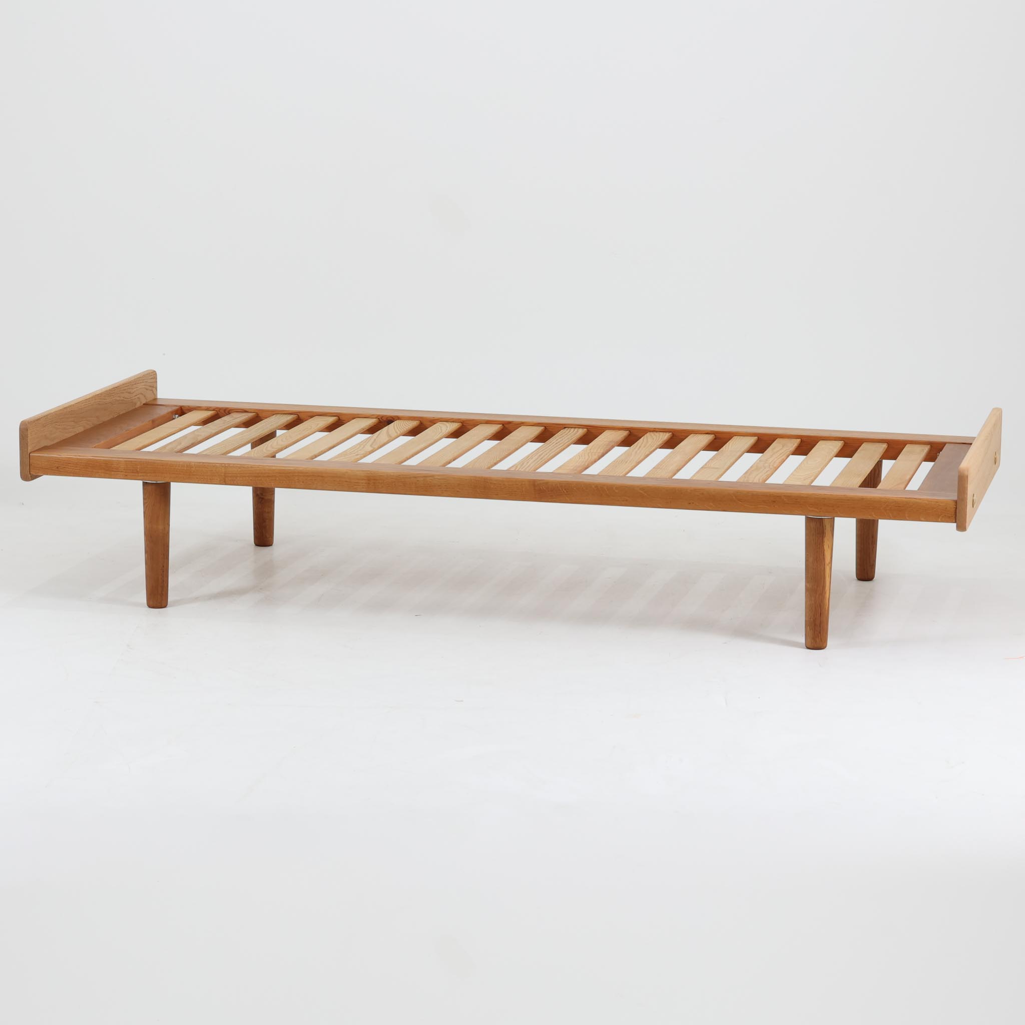 Ejvind A. Johansson デイベッド オーク材×金管楽器 FDB Mobler アイヴァン・A・ヨハンソン FDBモブラー デンマーク王国製 北欧ビンテージ調度品 木製 デイベッド 寝いす 自然的 北欧調度品 金管楽器脚