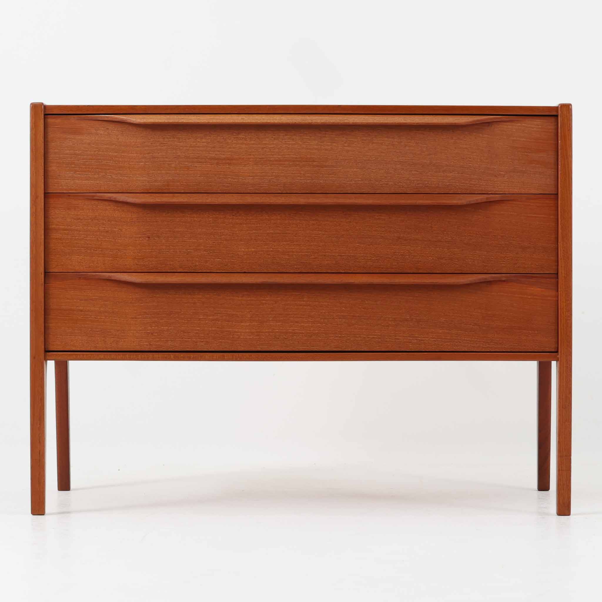 Aksel Kjersgaard 3段チェスト チーク材 幅79cm デンマーク製 北欧ビンテージ家具 収納家具 木製 引き出し キャビネット サイドボード ミッドセンチュリー 北欧家具 リビング収納 ヴィンテージ 家具収納|CHLOROS (クロロス)