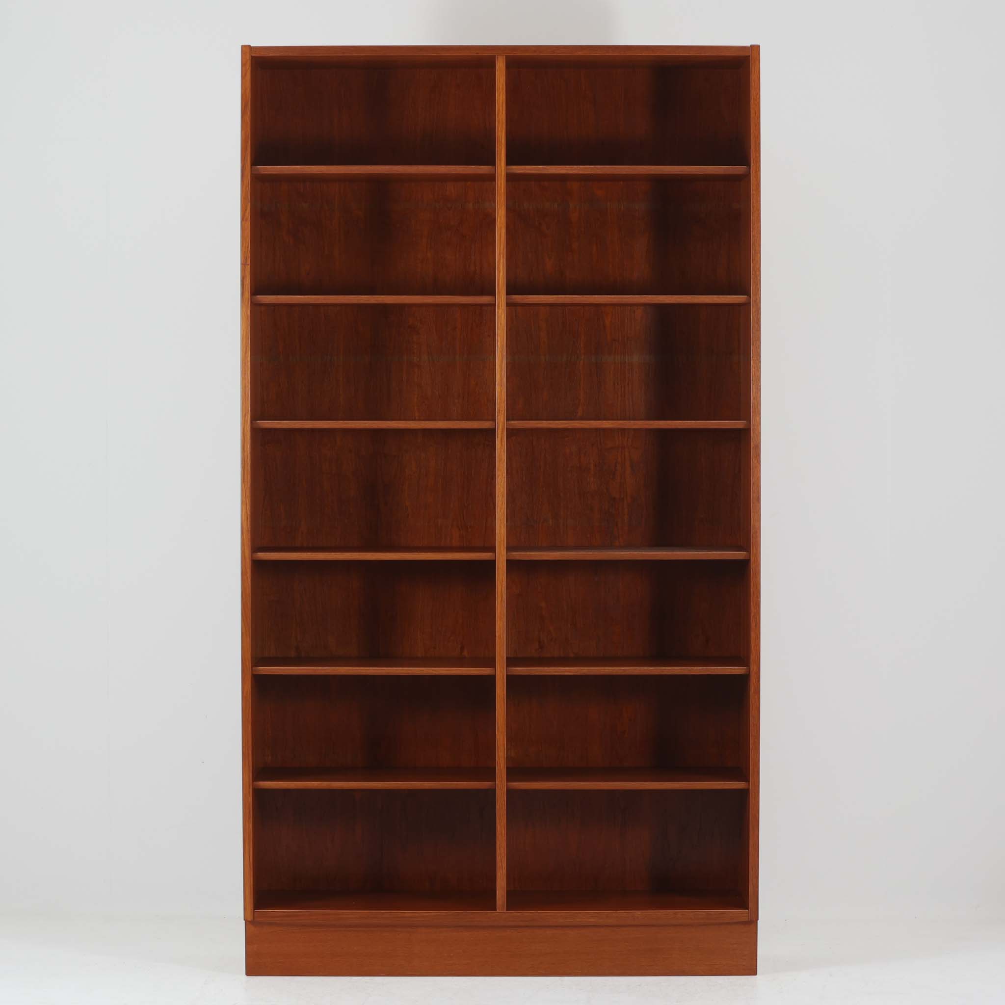 Poul Hundevad ハイブックシェルフ チーク材 幅108cm Hundevad & Co ポール・ハンデバッド 北欧ビンテージ家具 収納棚 木製 オープンラック 本棚 飾り棚 飾り台 書棚 ミッドセンチュリー 北欧家具 ビンテージ｜CHLOROS　（クロロス）