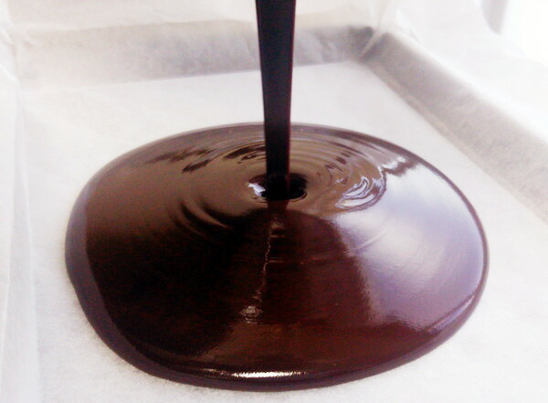 生チョコレートを流す作業