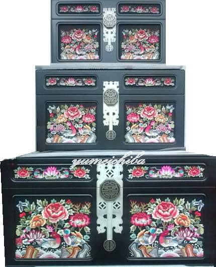 韓国 結納品 華燭の典用 薫製ハム 黒名取り草おしどり 大きさ中 木箱 御召しもの容れもの 手刺しゅう 御前上等 書き割り 見せびらかす用 飾りつけ バス発着場 室内装飾 ■honsuhan-3-2-s【手刺しゅう】【貴石箱】【韓国】【宝飾品ボックス席】【小物入れ】【結納】【御前上等】【差し上げ物】【漆】
