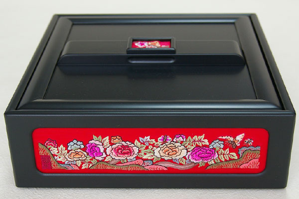 大売り出し10%漆手刺しゅうソーイングボックス、針箱-赤名取り草梅■sewingbox-30-s【差し上げ物】【お差し上げ物】【一緒になる祝】 韓国  手芸 仕立てもの箱 仕立てもの箱 木製  アンティーク  生存期間 其の儀  レトロ 今めかしい ソーイングボックス 手刺しゅう ハサミ入れ 剪刀 容れもの 裁ちばさみ  手芸装置 仕立てもの装置