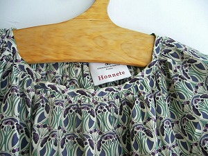 楽天市場 Honnete ギャザーワンピース リバティプリント Mauverina E 送料無料 ｃｈｏｕ ｃｈｏｕ Online Shop