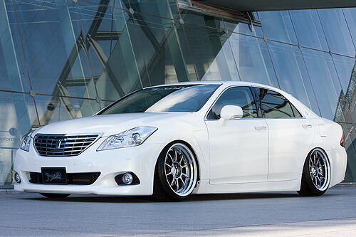 20クラウン　ロイヤル　完成品 1/18 Toyota Crown 2.8 Royal Saloon G (120) Pearl White