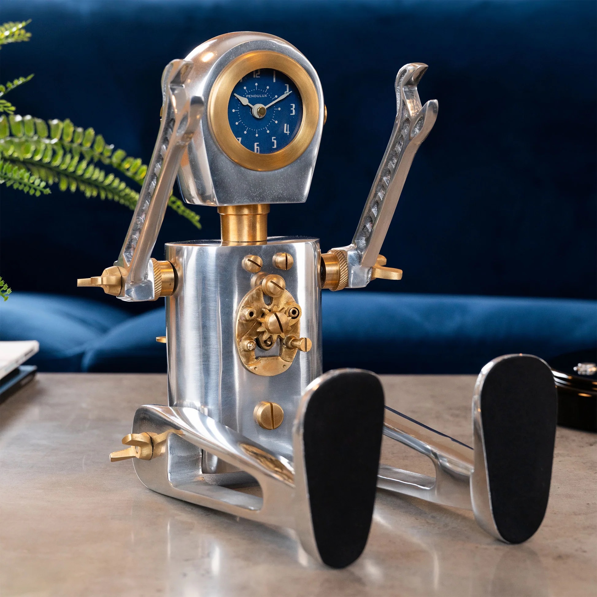 KARLTable Clock(置時計）第四次元の人造人間監督すること員- 此れからの第四次元監督すること員 スペースエイジの愛らしさと今日このごろの役立つこと性をシームレスに一緒になるさせたこの人造人間置時計は、磨かれた軽銀から鋳付けるされ、金管楽器の声遣いで飾られ、大手を振ってに立っています。レトロ ノスタルジック