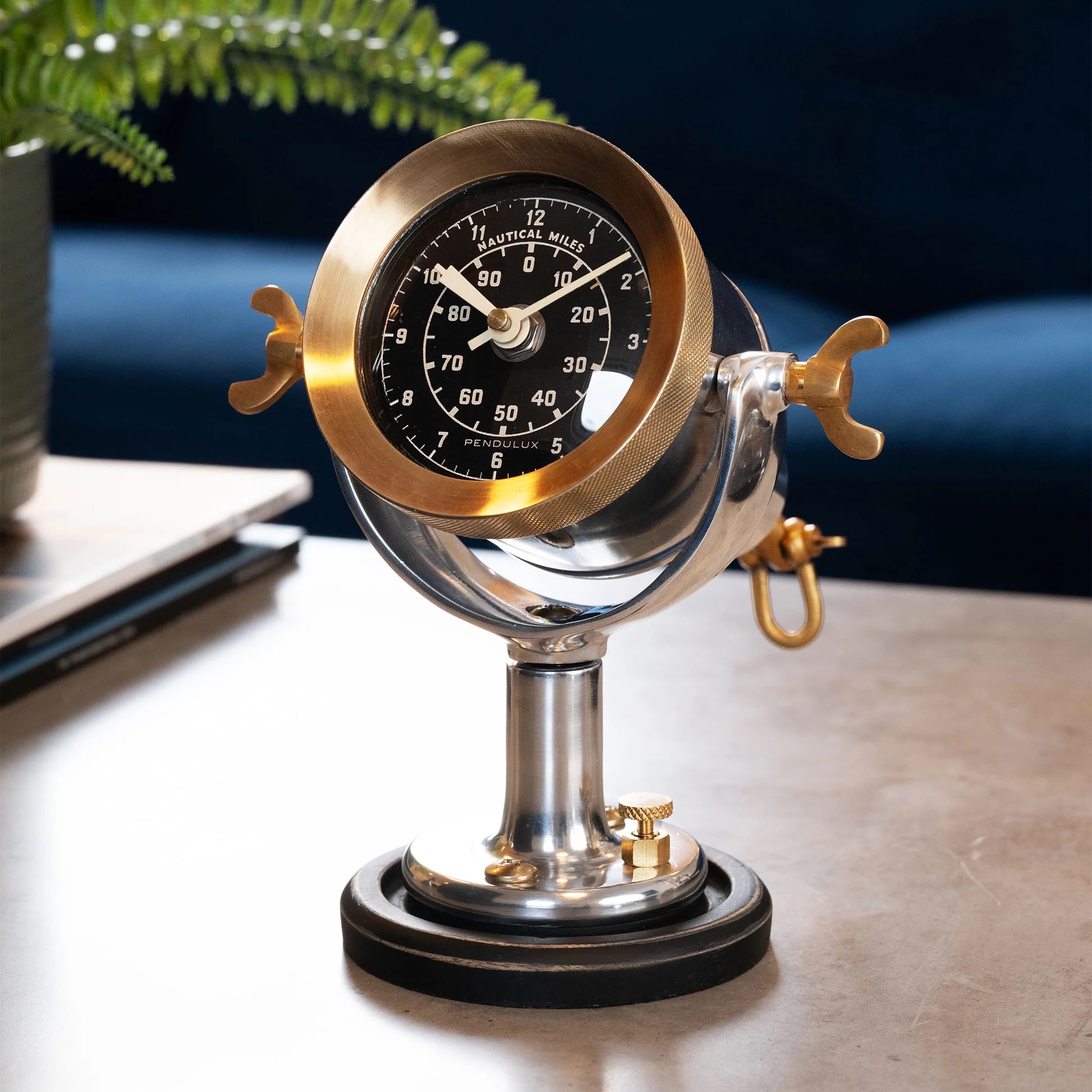 KNOT LOG Table Clock(置時計)ヴィンテージの波をナビゲート – Knot Log Clock を使って過去への航海の旅に乗り出しましょう。1930 年代の船乗りの精神を呼び起こすこの傑作は、細心の注意を払って作られており、時を伝えるもの、そして物語を伝えるものとして機能します。|ChronoCouture