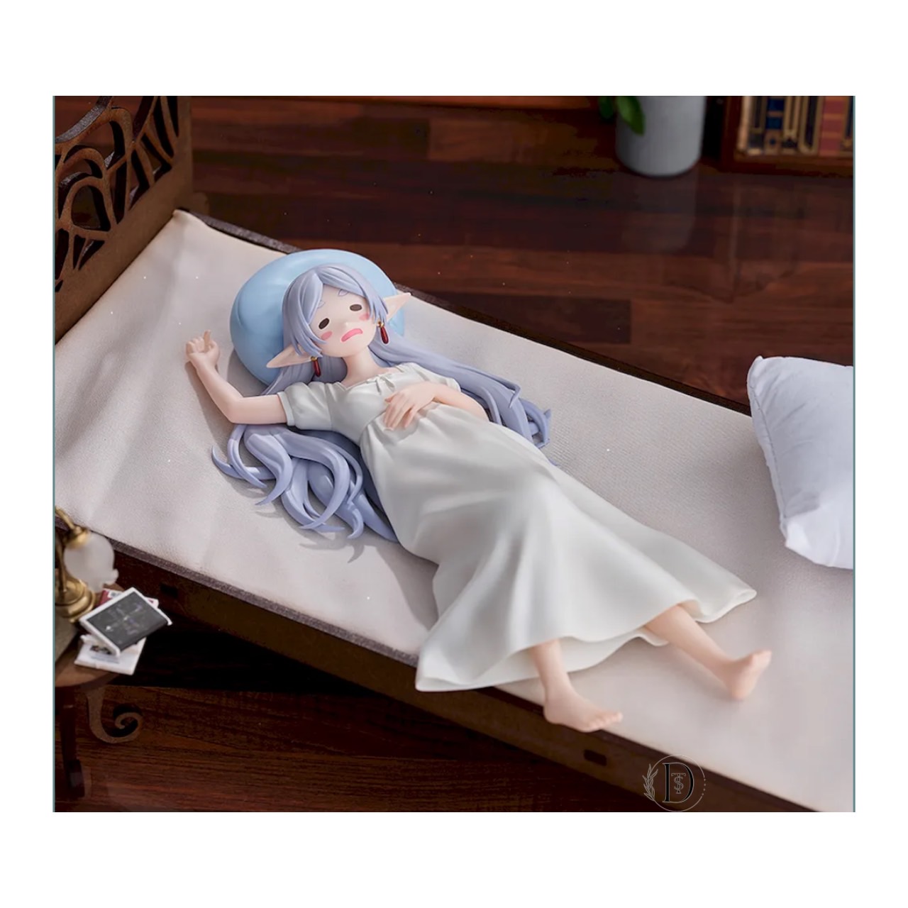 葬送のフリーレン Desktop Cute フリーレン　～トランクver.～ 葬送のフリーレン」よりトランクに腰かけるフリーレンがプライズ