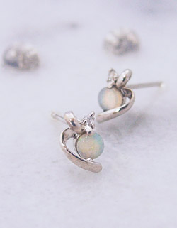 オパール ピアス プラチナ(pt950) 金属アレルギー対応 レディース 10月誕生石 3ミリ リボンモチーフ ダイヤモンド スタッドピアス 仕事用 両耳用/製造オーダー品　約30日間納期