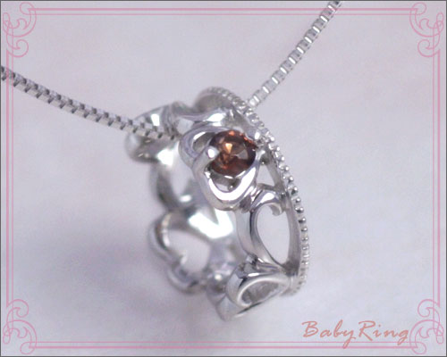 最新人気 楽天市場 1月誕生石ネックレス ガーネット ベビーリング ティアラ型 ネックレス トレゾア プリンセス K10ホワイトゴールド 出産祝い 女のコ 女の子国産 日本製 製造オーダー品 約日間納期 コンビニ受取対応商品 誕生石 ネックレスのciao 大注目