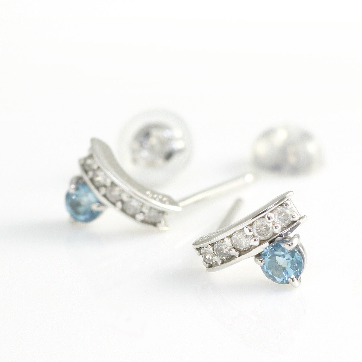 ブルートパーズ ピアス ラウンドカット 3mm & ダイヤモンド 0.04ct スタッドピアス K10ホワイトゴールド(K10WG) 誕生石 11月 「スティックライン」 仕事用 両耳用/製造オーダー品 約20日間納期|誕生石ネックレスのCiao!