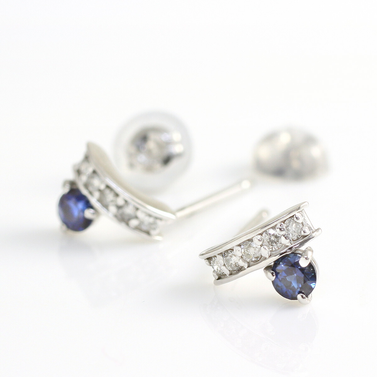 サファイア ピアス ラウンドカット 3mm ＆ ダイヤモンド 0.04ct スタッドピアス K10ホワイトゴールド（K10WG） 誕生石 9月 「スティックライン」 国産 日本製/製造オーダー品　約20日間納期