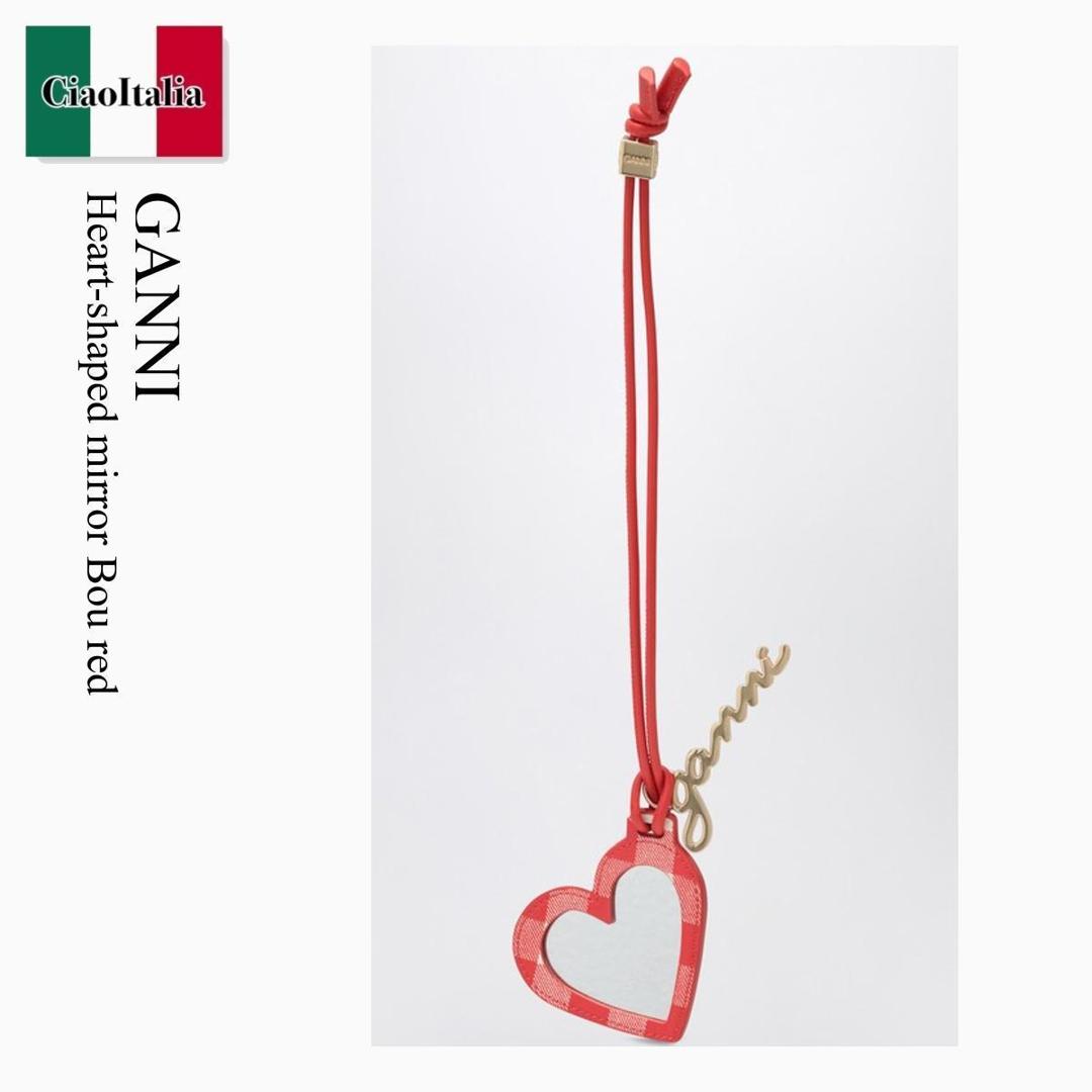 【数量限定・在庫限り・早い者勝ち！】 ガニー / Ganni Heart-Shaped Mirror Bou Red / A6764 / A6764 847 / A6764847 / キーホルダー・キーリング｜Ciao Italia