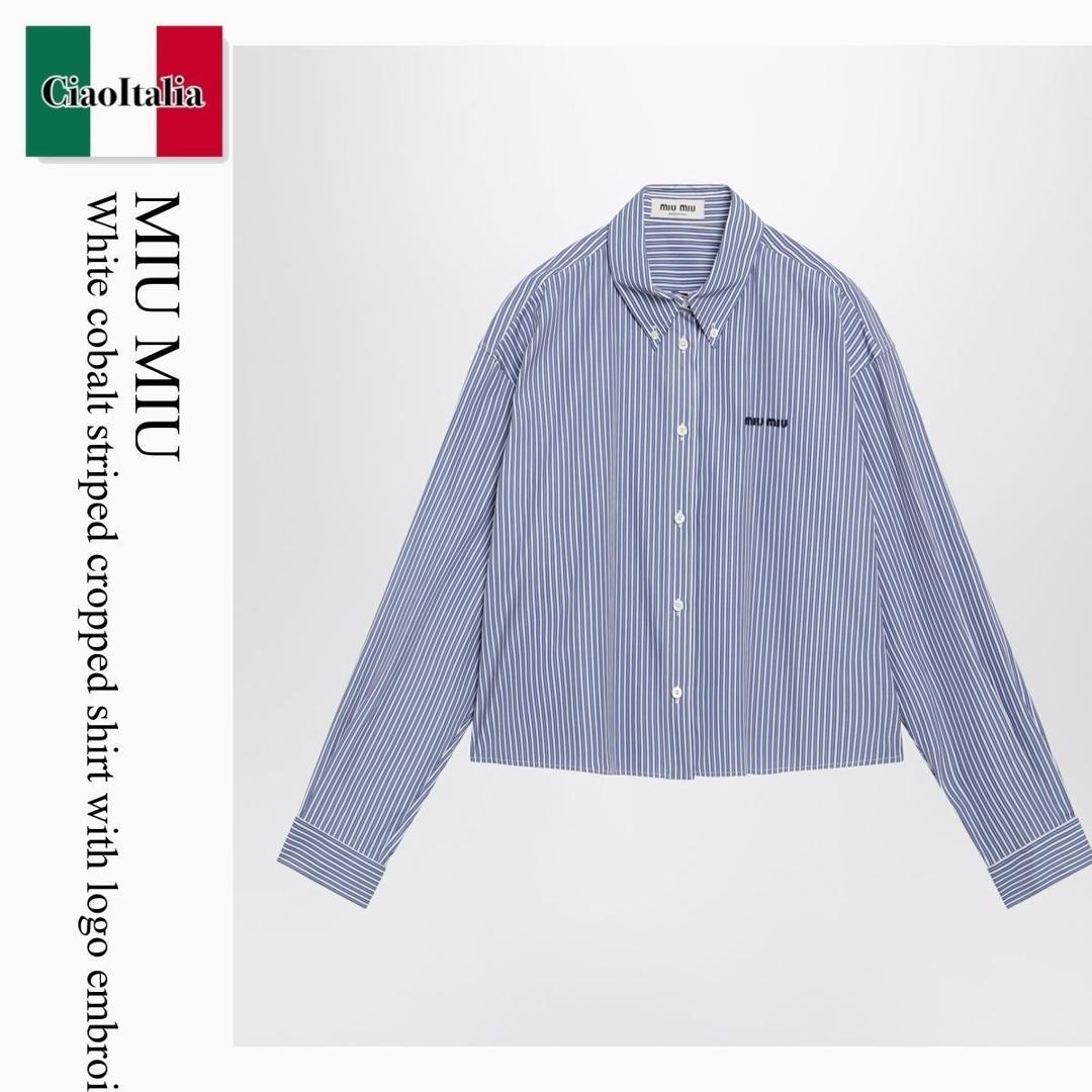 【物量制限事項・店卸し資産極限点・早め者制覇！】 ミュウミュウ / Miu Miu White Cobalt Striped Cropped Shirt With Logo Embroid / MK2047 F098Z / MK2047 OOO195D F098Z / MK2047OOO195DF098Z / トップ・ティーシャツ