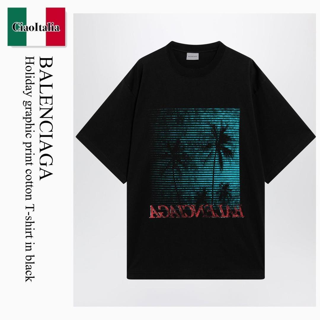 【数量限定・在庫限り・早い者勝ち！】 バレンシアガ / Balenciaga Holiday Graphic Print Cotton T-Shirt In Black / A001VV TUVO8 / A001VV TUVO8 1000 / A001VVTUVO81000 / Tシャツ・カットソー｜Ciao Italia