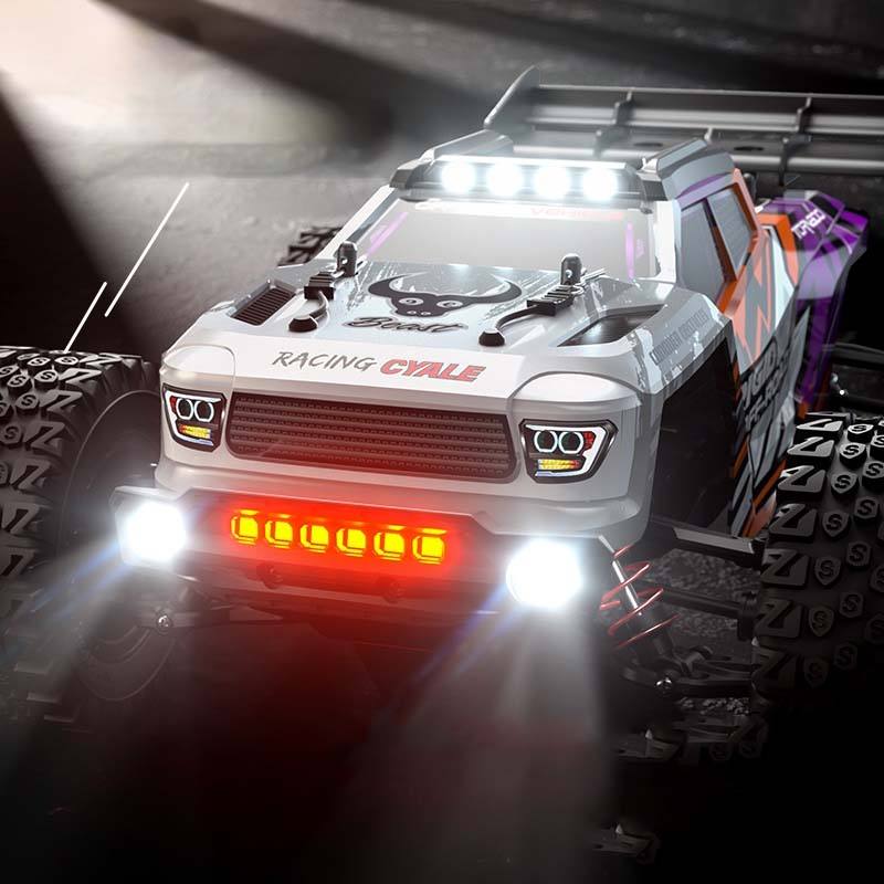 1:16 規模の高性能リモコンドリフトカーです。4WD（4 輪駆動動力）を召しかかえるし、動力申しつたえるが能率的かつ兼ね合いしています。RC390 高速度炭素毛はらい強羅針盤原動機を積み上げるし、羅針盤保護することとり備えると放熱フィンを備えています。目覚ましい時速は 40 粁に達する物ごとができます