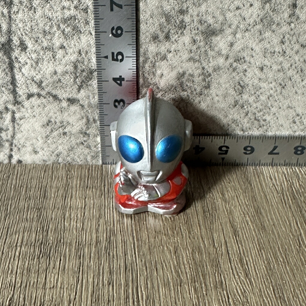 【中古】 【青い瞳の戦士】 【ハリウッドからの光】 ウルトラマンパワード フィギュア デフォルメ SD 高さ約3cm 幅約3cm 奥行き約3cm レッド シルバー ブルー 赤 銀 青 中古品画像