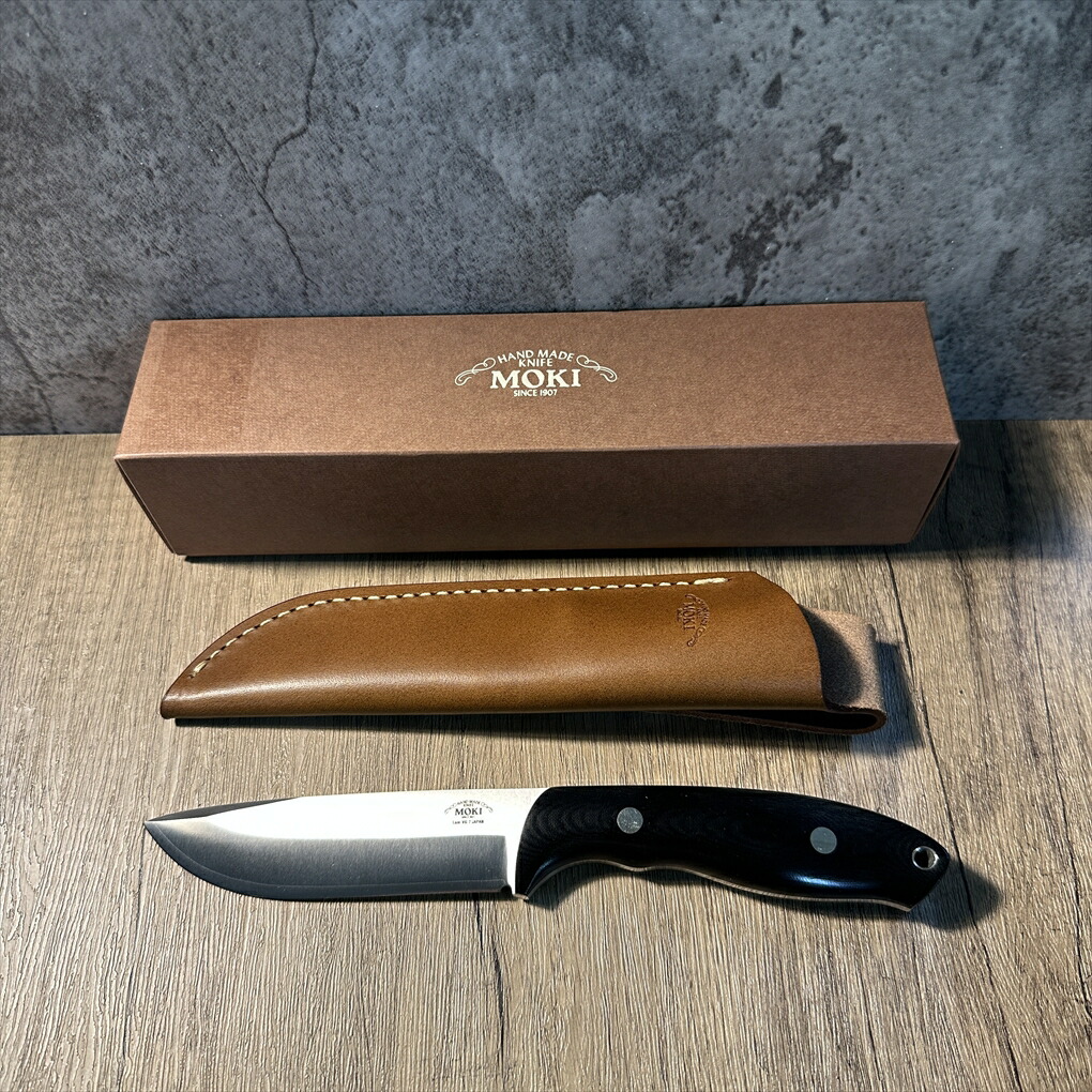 【中古】 【関の職人技光る】 【信頼の日本製ナイフ】 モキ MOKI バーグ アウトドアナイフ コンベックスグラインド 固定刃 全長約23cm 横幅約3cm 重量約203g ブラックハンドル シルバーブレード ブラウン革シース 箱 説明書付き 中古品 キズ ヨゴレ 使用感あり|TSUDOI 店