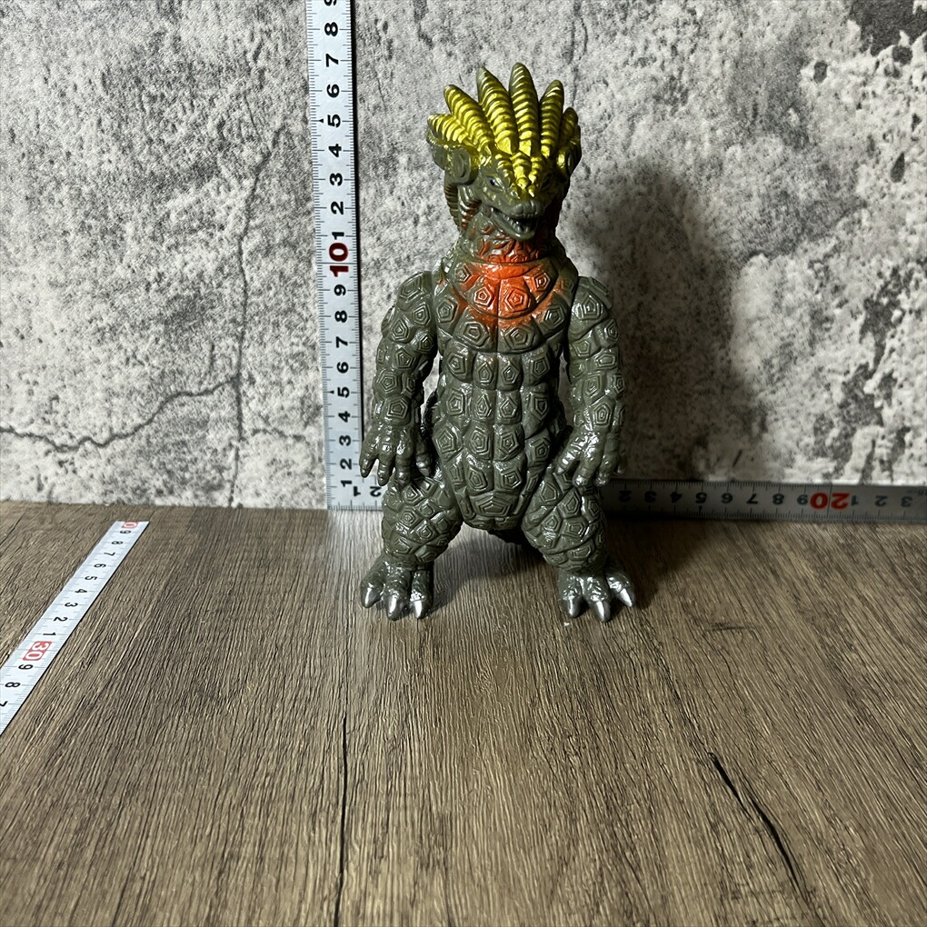 【中古】 【再生怪獣！】 【人気のサラマンドラ】 バンダイ ウルトラマン80 サラマンドラ ウルトラ怪獣シリーズ ソフビ フィギュア 怪獣ソフビ 高さ約16cm 横幅約8cm 本体重量約67g グレー系 イエロー オレンジ 灰色 黄色 橙色画像