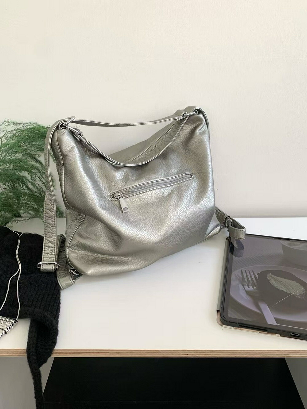 《マルチバッグ》 手提げ 合成皮革 レザー ウォッシュ加工 ショルダーバッグ 肩掛け シルバー 黒 シンプルカラー オシャレ かわいい 通勤 大容量 ショルダークロスボディトートバッグ