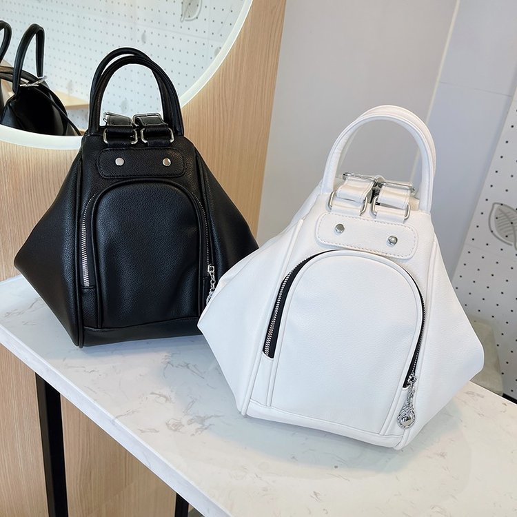 《エコレザーマルチWAYバッグ》エコレザー バッグ 合成皮革 黒 白 マルチWAY 2WAY 3WAY ショルダー 斜め掛け ハンドバッグ トートバッグ レディース 通勤 通学 大人 上品 高見え モード シンプル おしゃれ 収納力 軽量 ファスナー付きポケット 内ポケット付き シルバー金具