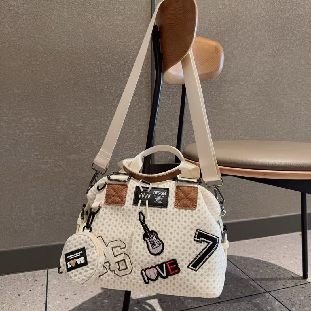 《ワッペン付2WAYバッグ》2WAYバッグ ダンボールニット ワッペン ポップデザイン 軽量 黒 白 ショルダーバッグ ハンドバッグ ミニポーチ付き レディース 個性的 スポーティー カジュアル デイリー アクセントバッグ｜Ci select