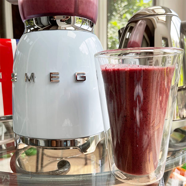 女性に人気 ミキサー Smeg スムージーブレンダー デザイン家電 かわいい おしゃれ ジューサーミキサー スムージー スムージーブレンダー ジュース ミキサー ジューサー 白 ホワイト Blf01whjp ブレンダー スメッグ ミキサー フードプロセッサー Www Survivalring Org