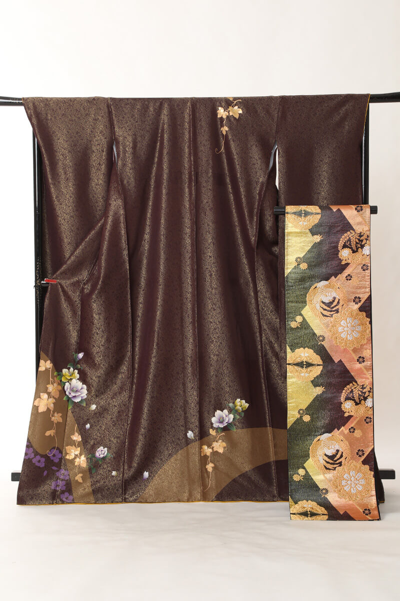《フォーマル衣装》販売 クラレナの焦げ茶 金 ツタ 椿 正絹 中振袖 + メタルレッド ゴールド 鳳凰 華文 向かい蝶 正絹 袋帯2点セット(MS1105)(中古)(USED)(リサイクル)【和装】【着物】【女性】【中振袖】|フォーマルドレスメンズ クラレナ