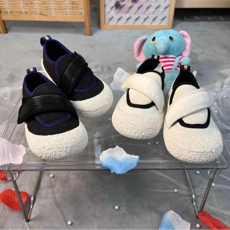 靴/ブーティ キッズ/子供用 フォーマル靴 女の子 レザーシューズ 柔らかい靴底 ローヒール マジックテープ付き 通学履き 普段使い かわいい 黒 白