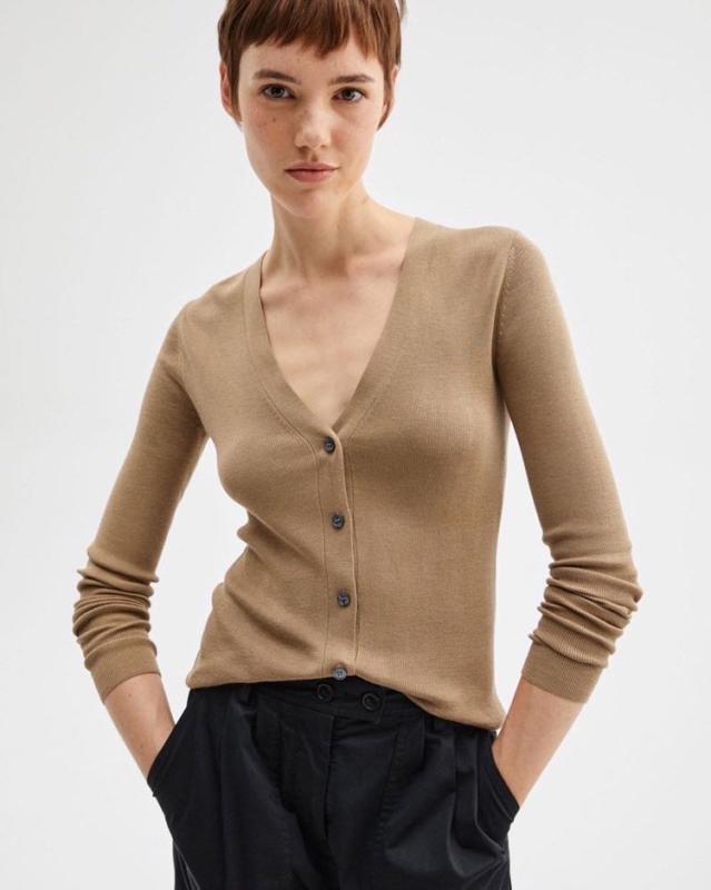 カーディガン レディース 100% シルク ニット 長袖 Vネック トップス 秋冬 無地 カシミヤ カシミヤタッチ 絹 シルク混 薄手 オフィス 通勤 きれいめ シンプル 上品 エレガント アウター 羽織り 冷房対策 ブラック 黒 ベージュ