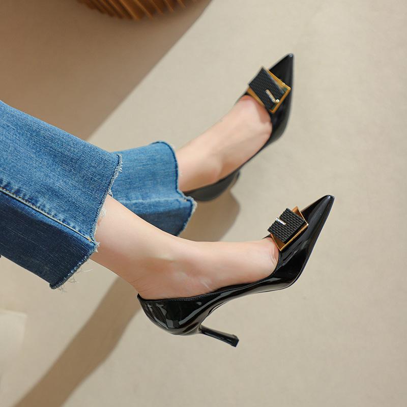 高跟パンプス レディース 婦人靴 ポインテッドトゥ エナメル スクエアバックル ピンヒール ハイヒール 5cm 7.5cm 10cm 黒 ブラック ベージュ フォーマル オフィス 仕事 パーティー 結婚式 二次会 2次会 披露宴 春夏 秋冬