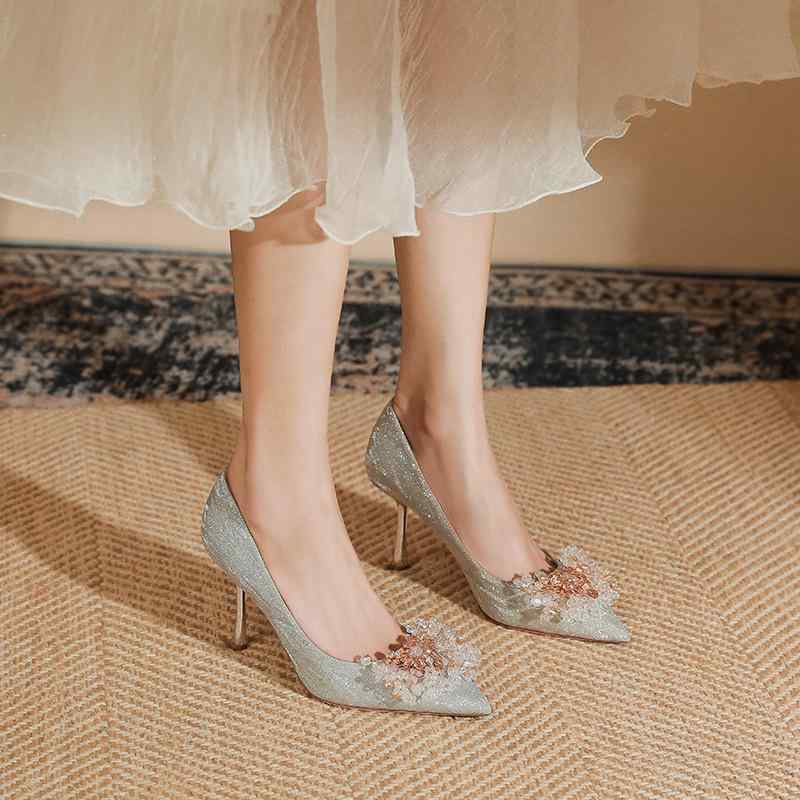 パンプス レディース 御芽出度 シューズ 御芽出度 靴 ハイヒール ポインテッドトゥ ピン踵 ビジュー しろがね色 しろがね色 フォーマル 寄りあい 二次会 御芽出度 スエードクロス調 愛くるしげ2