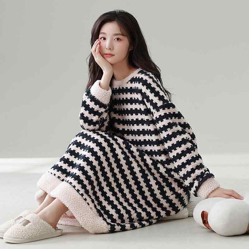 ワンピース レディース 秋冬 パジャマ ルームウェア 厚手 フリース ストライプ あったか かわいい 長袖 ロング丈 部屋着 ゆったり 快適 リラックス ポリエステル