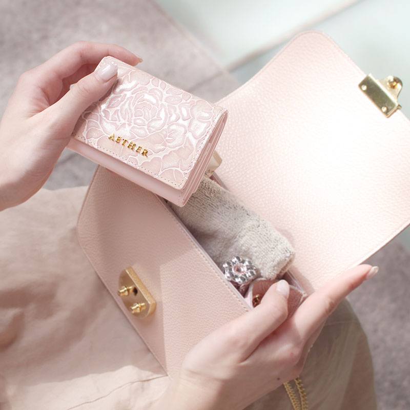 楽天市場 Aether エーテル ミニ財布 三つ折り財布 レディース ローズ型押しレザー シュクレ 花柄 薔薇 ピンク 青 イエロー 小さい 記念日 誕生日プレゼント 女性 本革 本皮 ファッション 人気 おすすめ 大人可愛いレザーブランド 日本製 Aether楽天市場店 楽天市場 Aether エーテル ミニ財布 三つ折り財布 レディース ローズ型押しレザー シュクレ 花柄 薔薇 ピンク 青 イエロー 小さい 記念日 誕生日プレゼント 女性 本革 本皮 ファッション 人気 おすすめ 大人可愛いレザーブランド 日本製 Aether楽天市場店