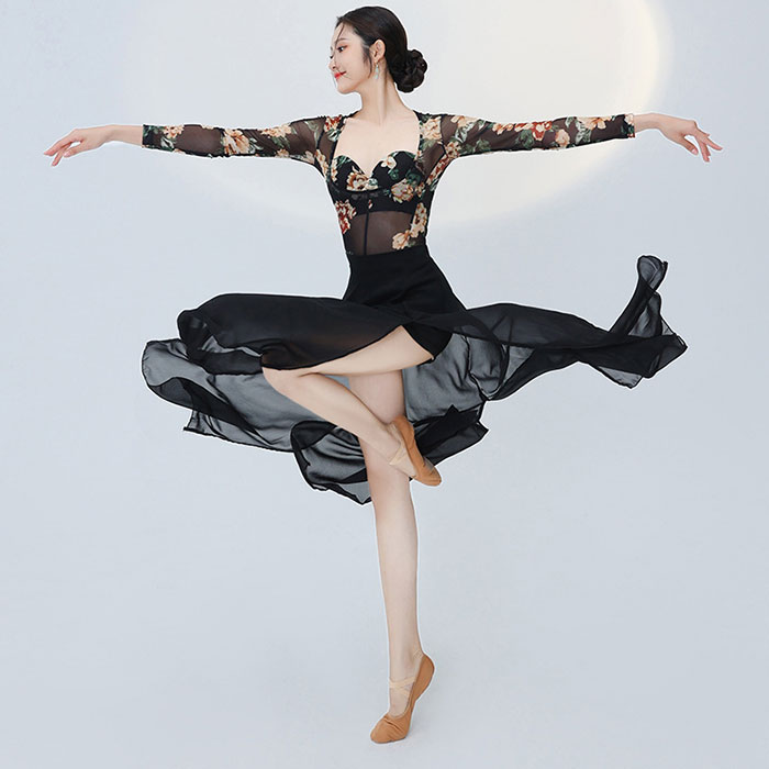 送料無料 ダンス 衣装 セットアップ 花柄 ボディスーツ トップス 長袖 ストレッチメッシュ 美しい 花柄 ロング丈 スカート スリット入り レディース ダンス衣装 おしゃれ ブラック 黒 バレエ 舞台 ステージ 衣装画像