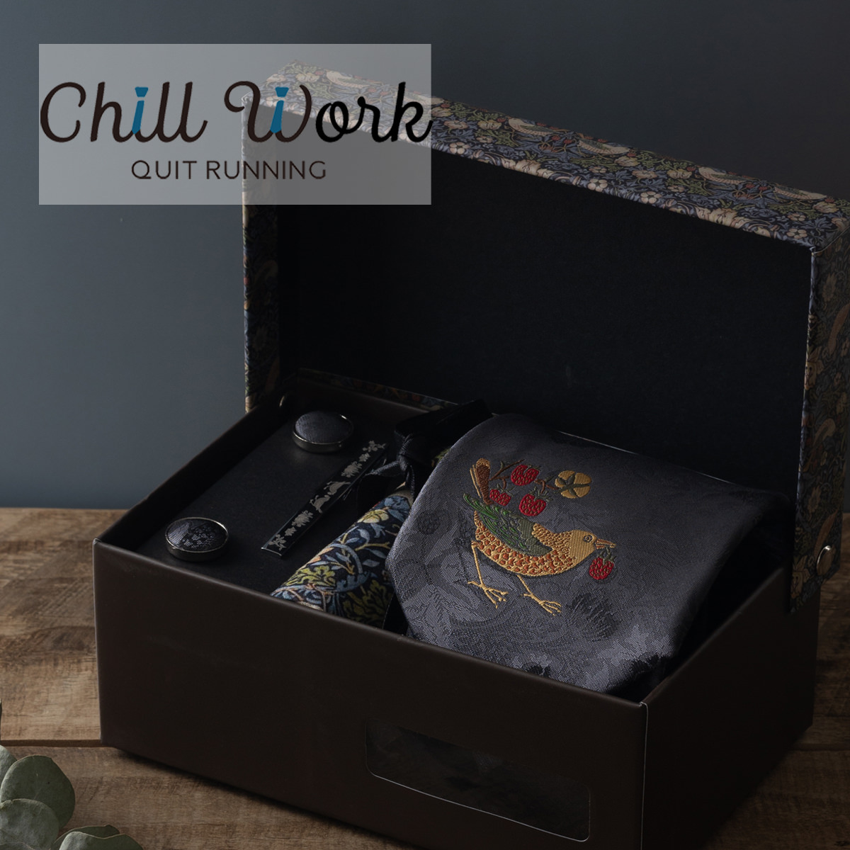 メンズ4点ギフトセット ウイリアムモリス柄 ストロベリーチーフ グレー 洗えるイージーケア CHILLWORK ウォッシャブル 洗濯OK ネクタイ ハンカチ タイクリップ カフス チルワーク メンズ 英国ブランド 個性的 ビジネス 趣味 ギフト プレゼント 式