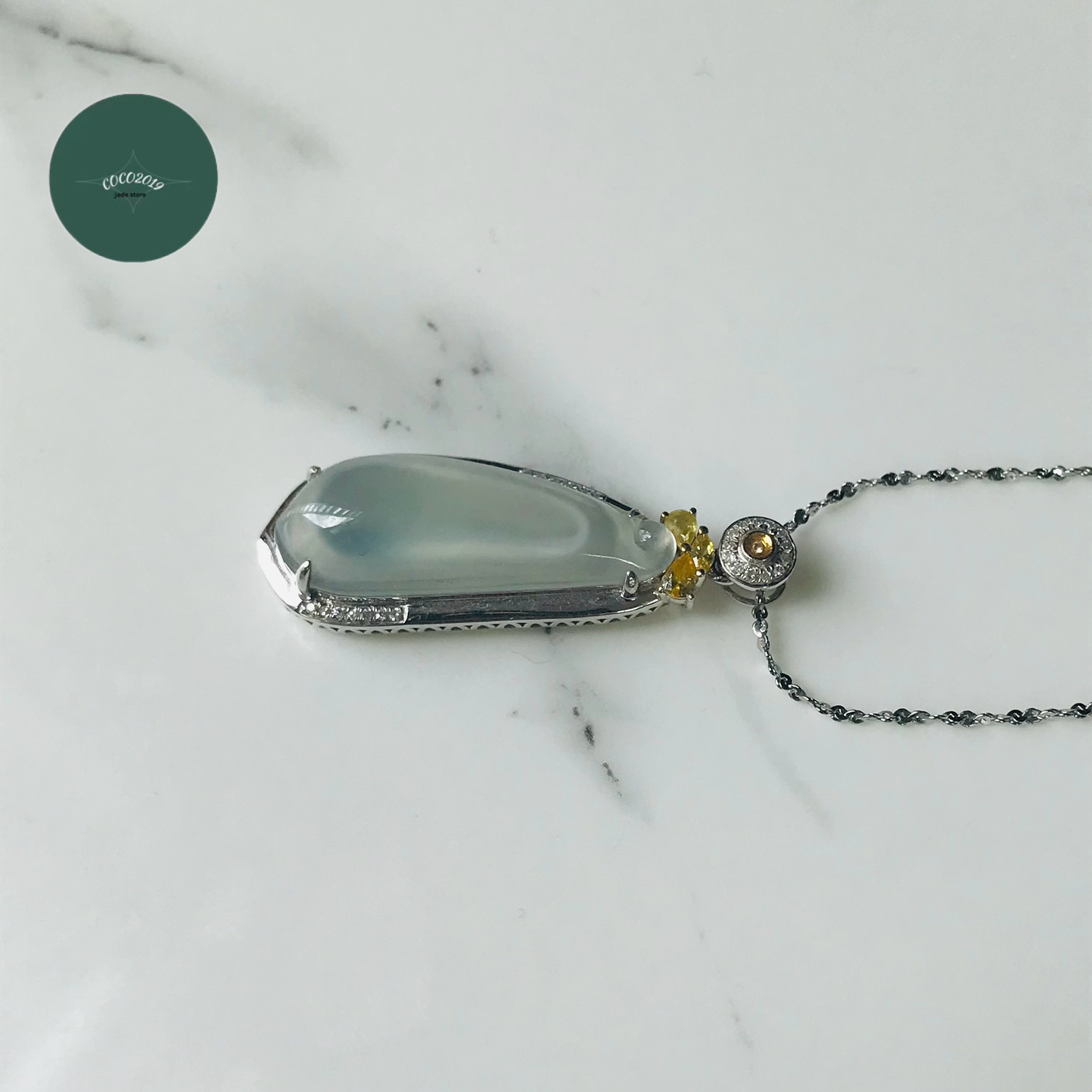 ビルマ産 翡翆 翡翆 jade    技術者手彫り 護身符 一点もの 滅多にない 天然石  刻みつける 翡翆 ひすい 力強さ石ころ hisui 本翡翆 翡翆専門職店 シャンデリヤ 黄色金剛石 氷翡翆 K18