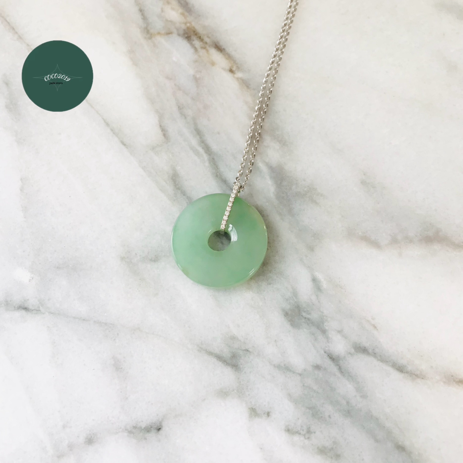 ミャンマー産 翡翠　ヒスイ　jade ペンダントトップ　カービング　一点もの　希少　天然石　 ヒスイ ひすい パワーストーン hisui 本翡翠 翡翠専門店 アクセサリー ネックレス　ジュエリー　緑　ドーナツ｜COCO2019 jade store 翡翠専門店