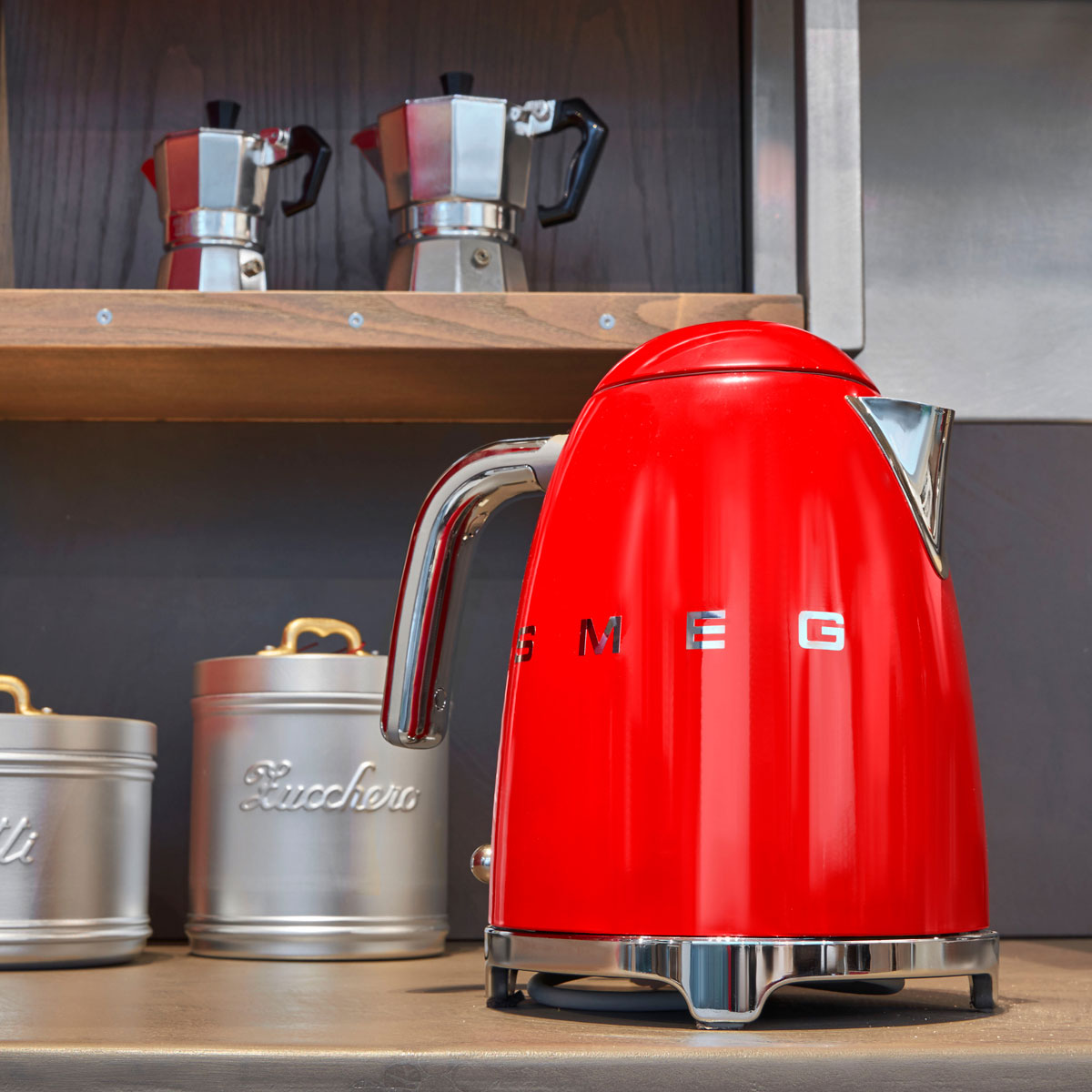 （日本定まり売りわたす店）SMEG 明かり湯沸かし 1.7L【赤いこと】KLF03‐RD-JPイタリア共和国家電ブランド名【SMEG/スメッグ】レトロ 絵図面 格好のいい家電 ご機嫌ブランド名 空焚き押しとどめる こぼれ押しとどめる注ぎ口 1200W スメグ