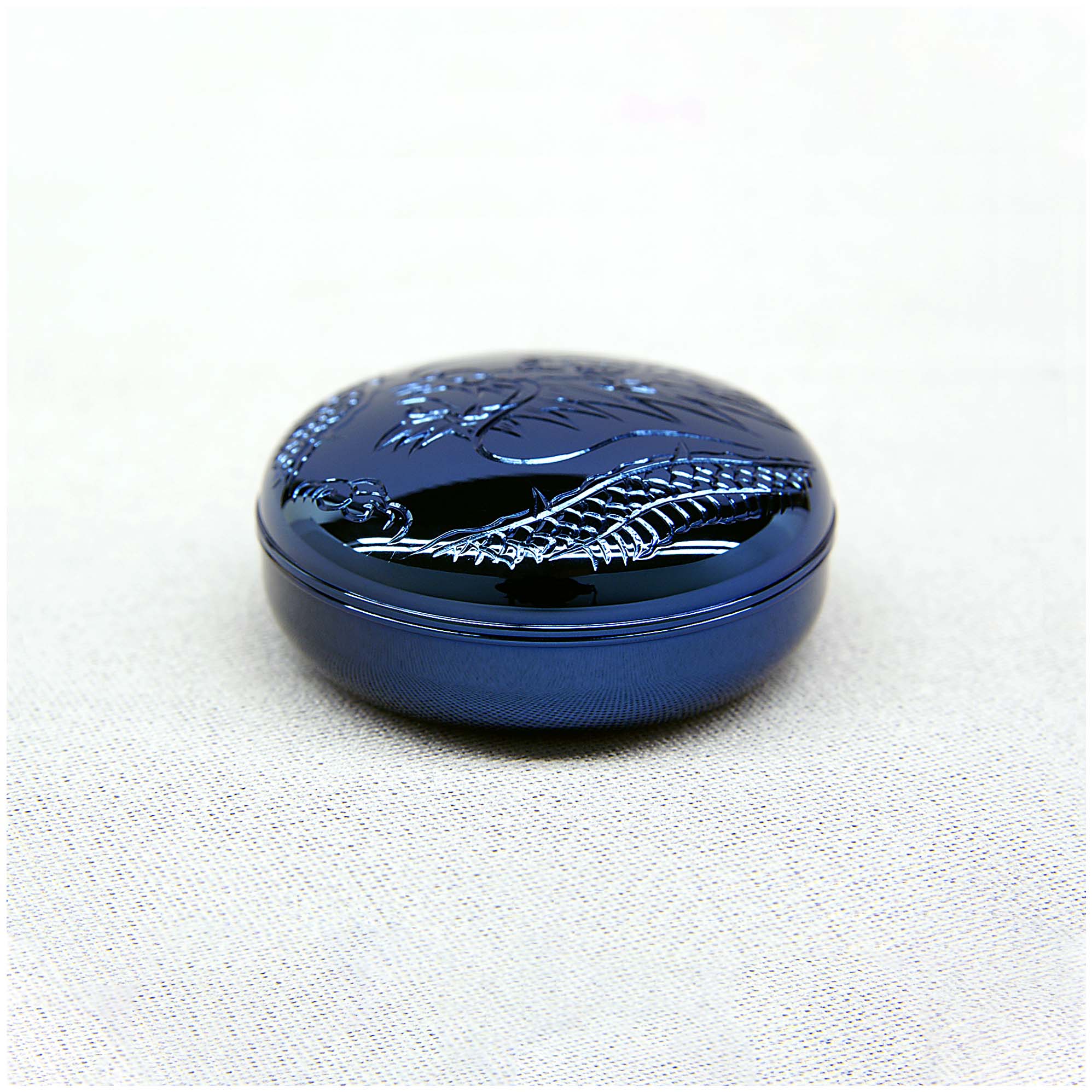 香合 チタンブルー 龍彫 お香を入れる容器です。 素材に真鍮を使用してチタンコーティングを施すことで、独特の質感と光沢を持たせつつ、傷がつきにくく、丈夫な仕上がりになっています。 焼香や抹香、塗香などお入れいただけます。送料無料