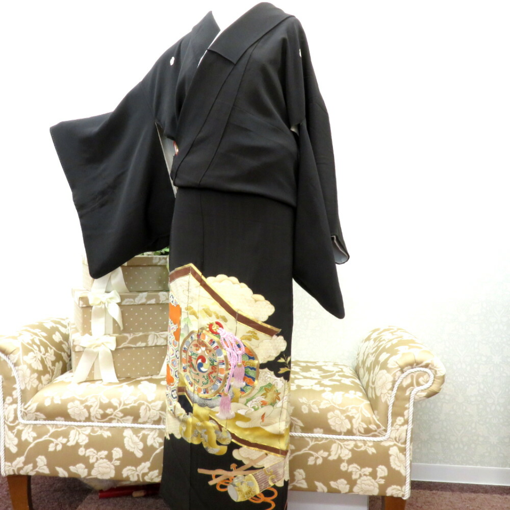 昔黒留袖 アンティーク黒留袖 雅楽器文様 見晴らし 刺しゅう 金一こま刺しゅう ツタ紋伍つ入 昔御召しもの レトロ  身たけ157糎【中古】