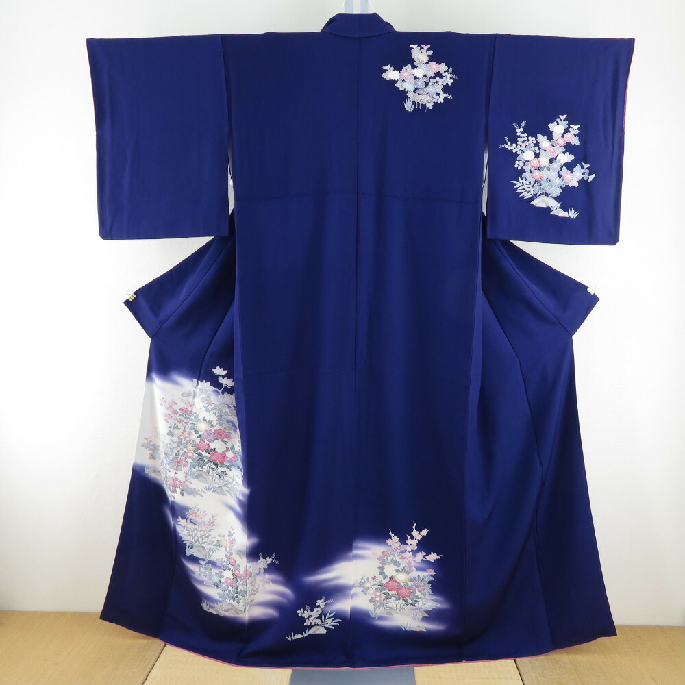 付下げ 袷 青紫色ｘピンク色ｘ白色 ぼかし染め 御所庭園に花々紋様 広衿 正絹 仕立て上がり着物 身丈160cm【中古】