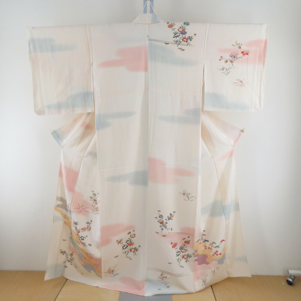 付下げ 単衣 一つ紋 蔦紋 ぼかし染め オフホワイトｘ青色ｘピンク色 霧に花々紋様 広衿 正絹 仕立て上がり着物 身丈161cm【中古】