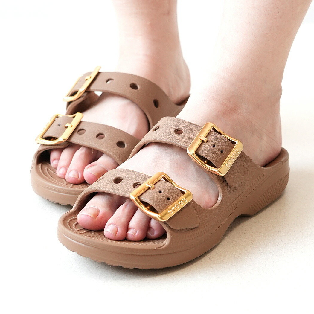 crocs SATURDAY METALLIC BUCKLE SANDAL W セピア（213316-2EY）