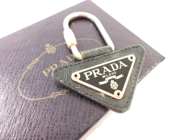 PRADAプラダ ロゴ プレート キーホルダー キーチャーム ゴールド PRADA - PRADA プラダ ロゴ 熊 クマ ベア キーホルダー チャーム