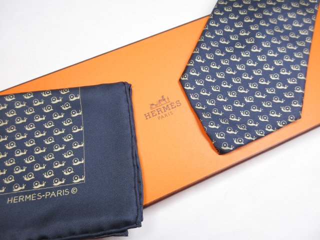 未当て嵌める【エルメス HERMES】BOX付き添い人 でんでん虫刷り上げる柄 2点仕掛ける 地絹タイ×衣嚢旗がしら (メンズ) 米国海軍系 仏製 ★39ME8339 【中古】 スーツ用ファッション小物-ネクタイ