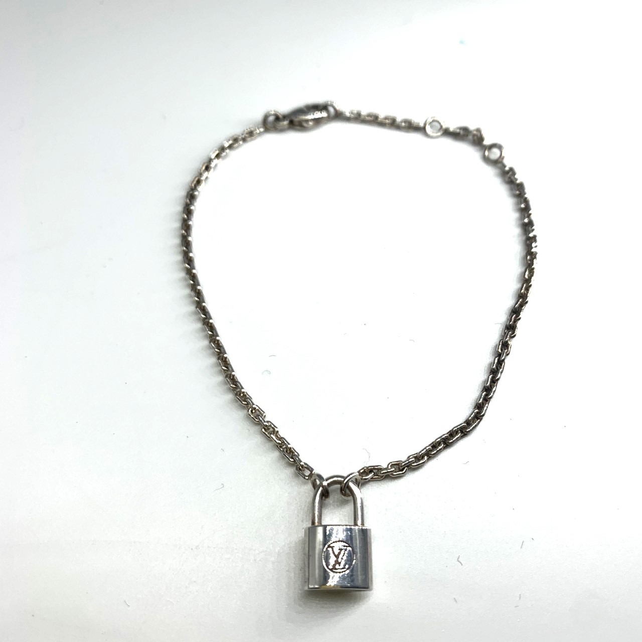 【この上なくお得!!引き換え証あり＆10％OFF】ルイ ヴィトン 腕輪 ブラスレ しろがね色 鍵を掛けるイット Q95450 銀925 パドロックチャーム LOUIS VUITTON AB位置づける 中古